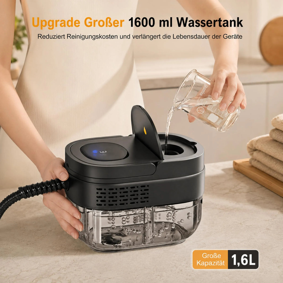 Wassertank des schwarzen Dampfreinigers