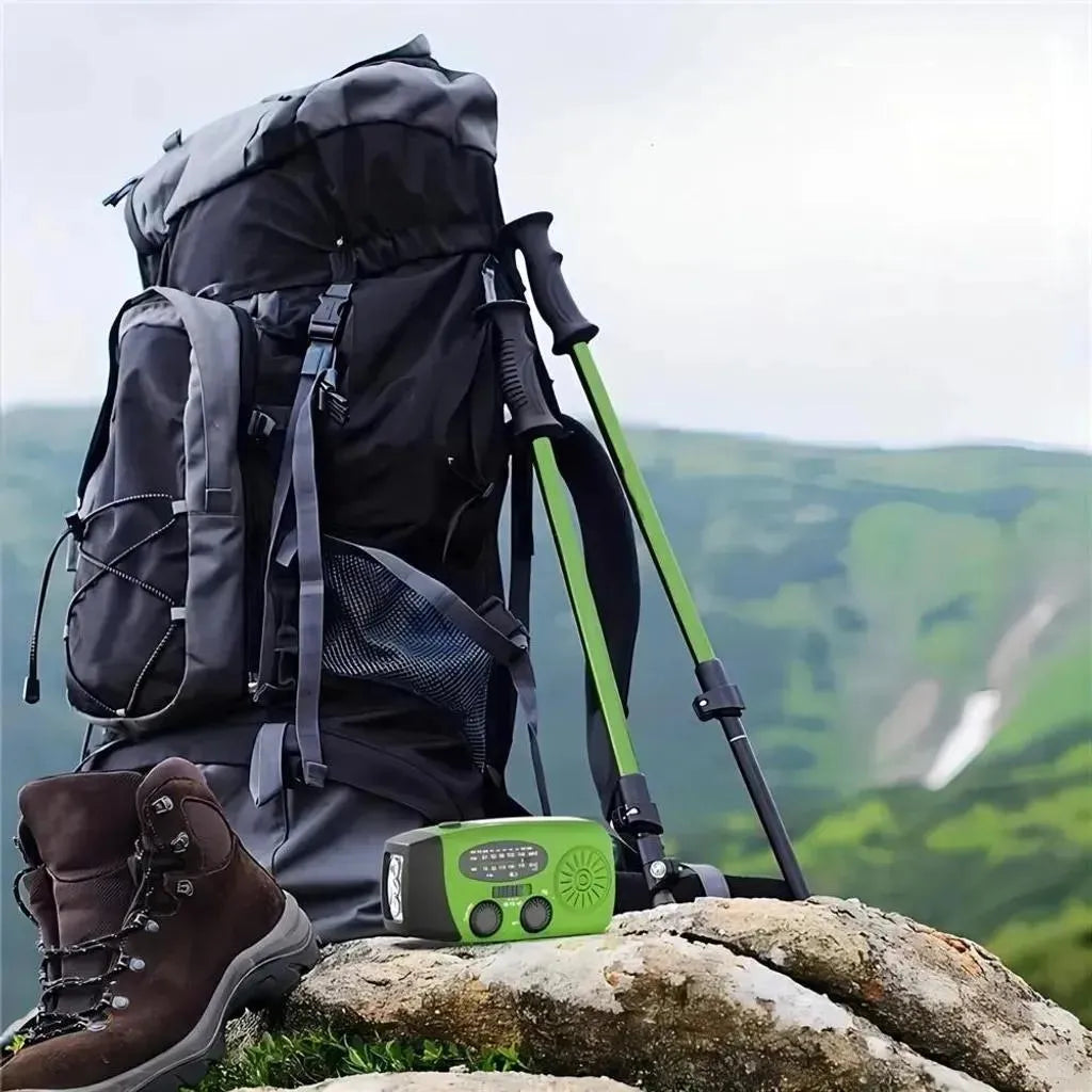 Grünes Kurbelradio in einer Outdoor-Szene