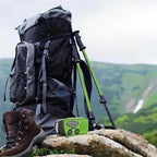 Grünes Kurbelradio in einer Outdoor-Szene