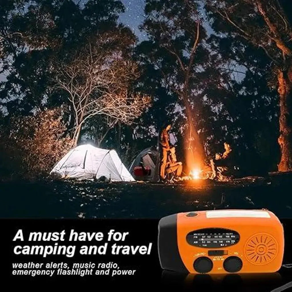 Oranges Kurbelradio in einer Campingszene