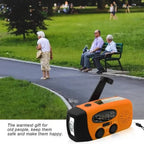 Oranges Kurbelradio in einer Parkszene