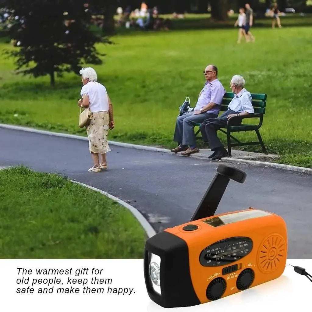 Oranges Kurbelradio in einer Parkszene