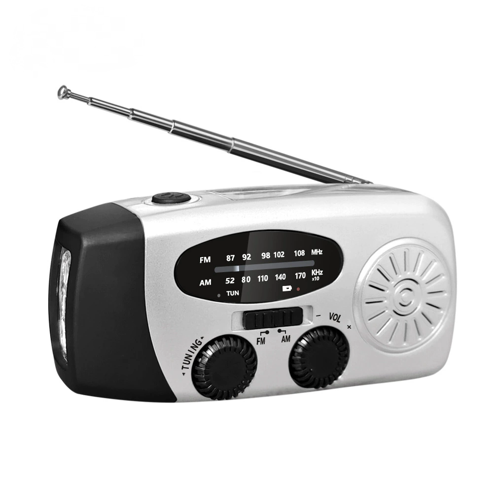 Silberweißes Kurbelradio mit zwei Drehreglern, Antenne und seitlicher LED-Leuchte