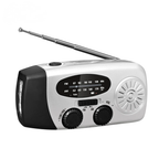 Silberweißes Kurbelradio mit zwei Drehreglern, Antenne und seitlicher LED-Leuchte