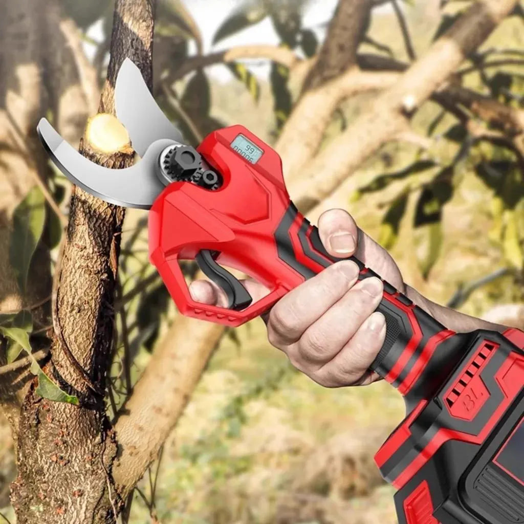 Rote Gartenschere in einer Anwendungsszene