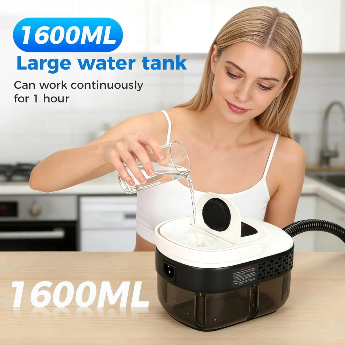Einfüllen von Wasser am weißen Dampfreiniger