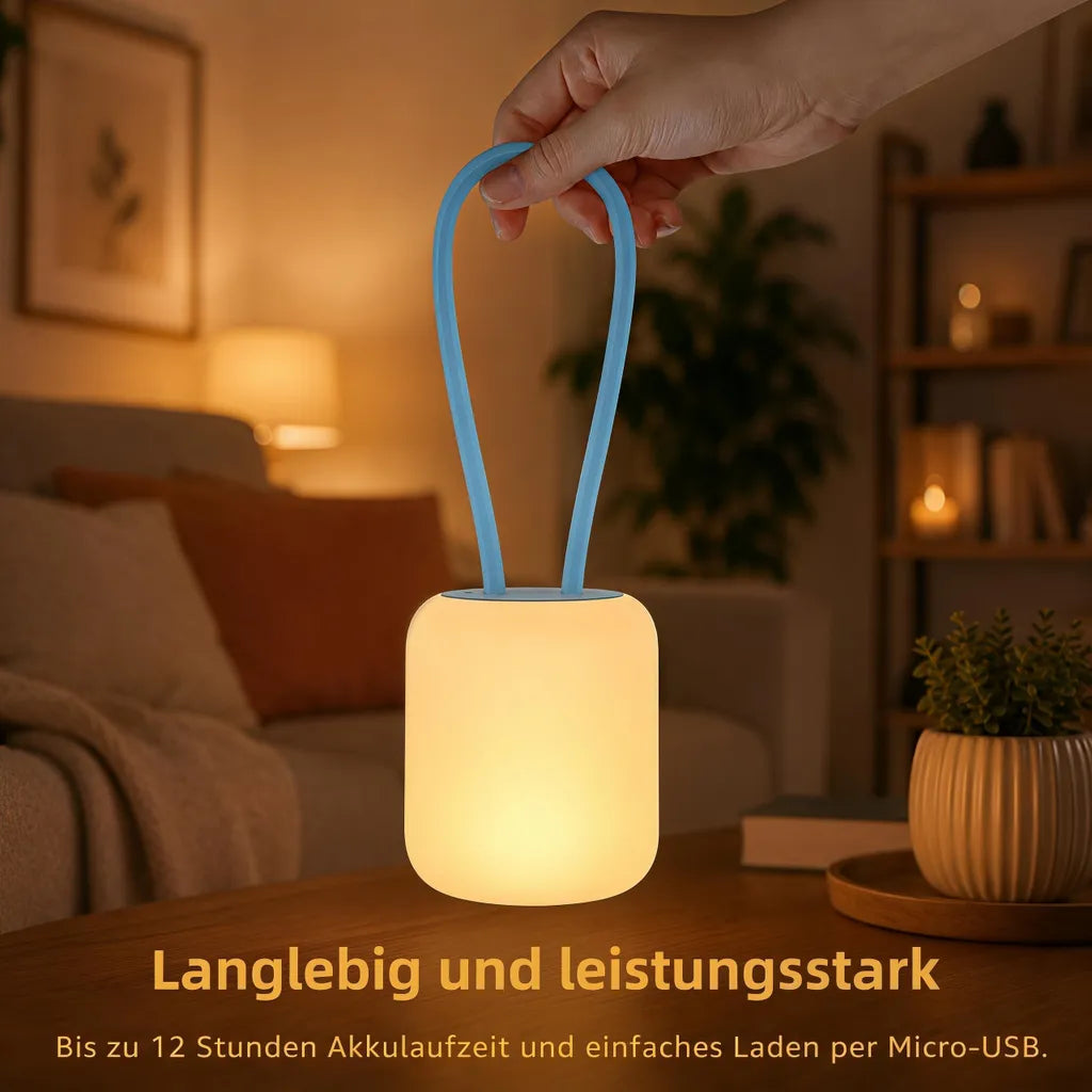 Blaue Leuchte mit flexiblem Tragebügel in einer Wohnraumszene