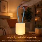 Blaue Leuchte mit flexiblem Tragebügel in einer Wohnraumszene