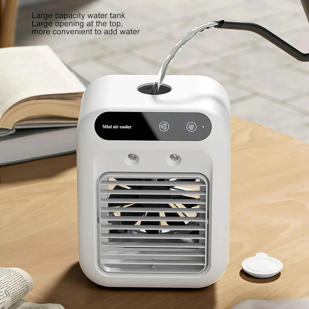 Befüllen des oberen Wassertanks am weißen Tischventilator